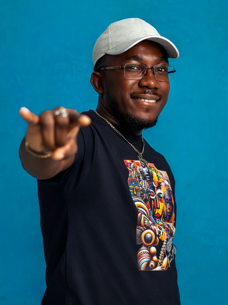 Kalyjay wearing his Name Necklace from visoire 4